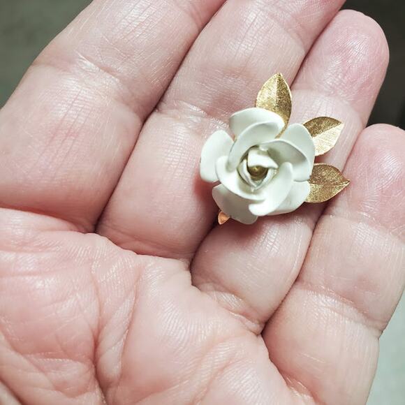 VTG Crown Trifari White‎ Rose Earrings with Matte Gold Tone Leaves Clip-On - Picture 7 of 7